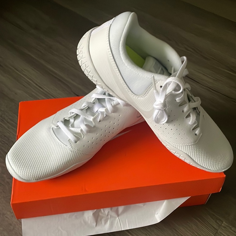 New Nike cheer sideline IV size 8.5 shoes